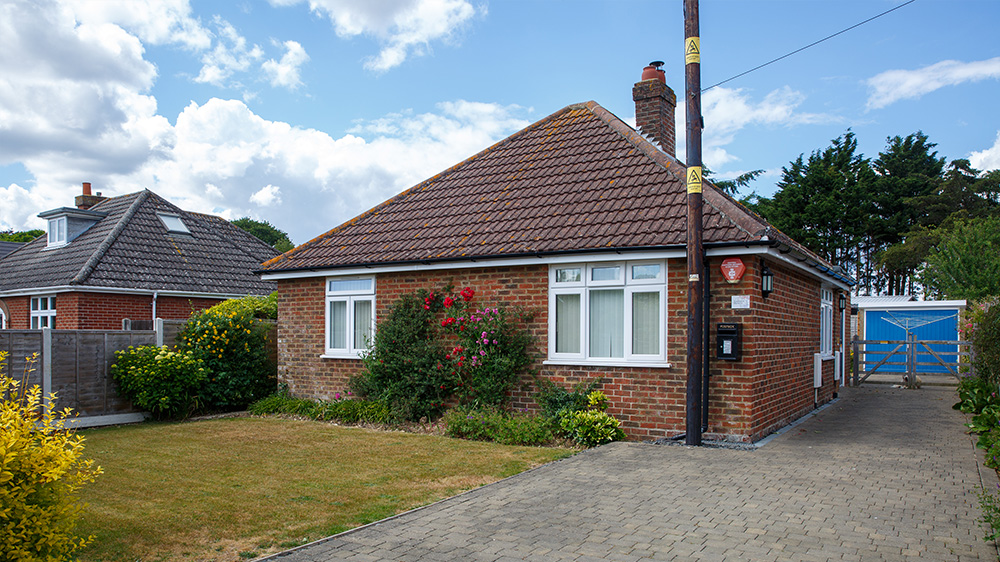 Garden Bench - fully detached private bungalow